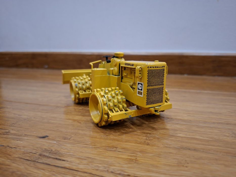 NZG 135 Caterpillar 825B – Metalowy Model 1:50 | Made in W. Germany