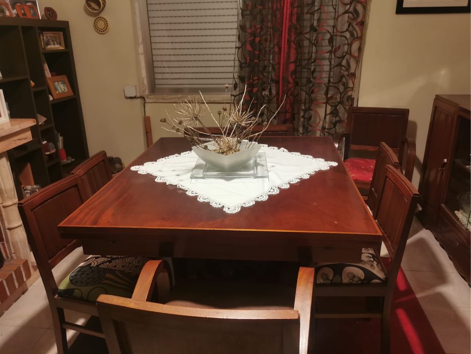 Mesa, 6 Cadeiras e  aparador