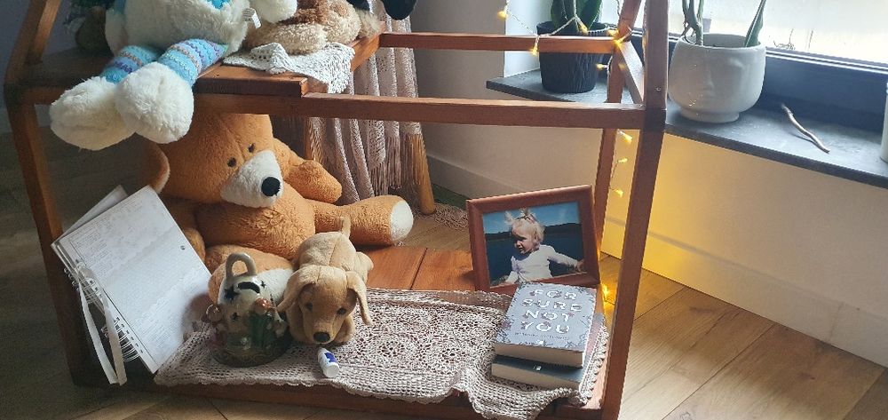 Duży domek dla lalek, kwietnik