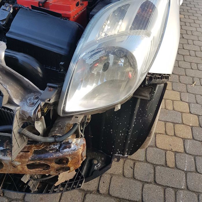 lampa reflektor toyota yaris II 2 08r P9 oryginał