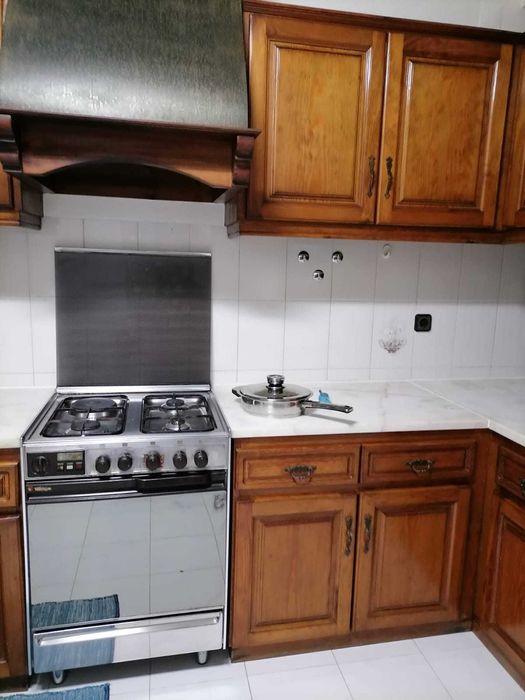 Cozinha completa com móveis e bancada em mármore