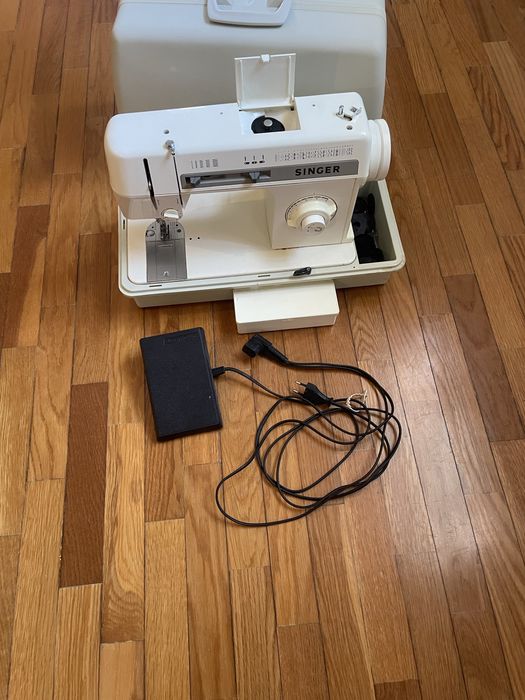 Maquina de costura SINGER portatil e eletrica como nova