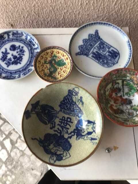 Vários pratos e tacinhas