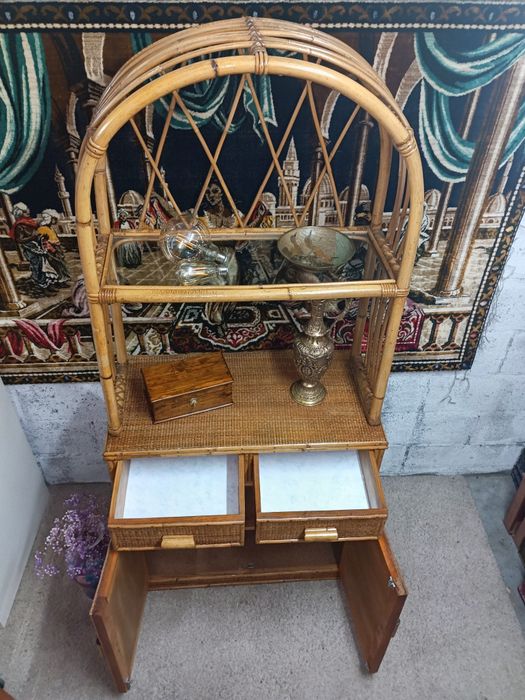 Móvel em bambu, exemplar estado.
Muito  versátil e com um design desigual. Medidas em foto no anúncio.
Intervenção de restauro.