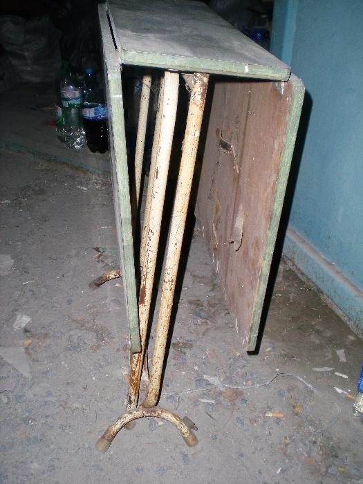 Стол раскладной , походный, советский, автомобильный.Помещается в бага