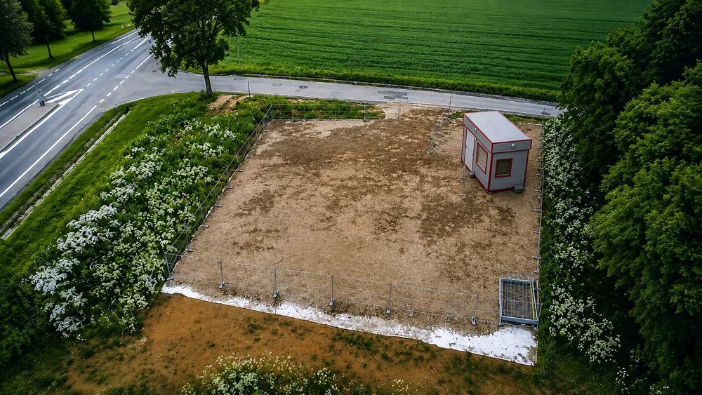 Plac 900 m² przy DK94 + kontener handlowy + fotowoltaika + monitoring