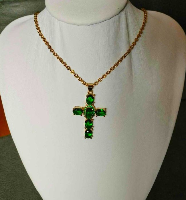 Colar Aço  Dourado c/ Cruz Predas Verdes Grande NOVO