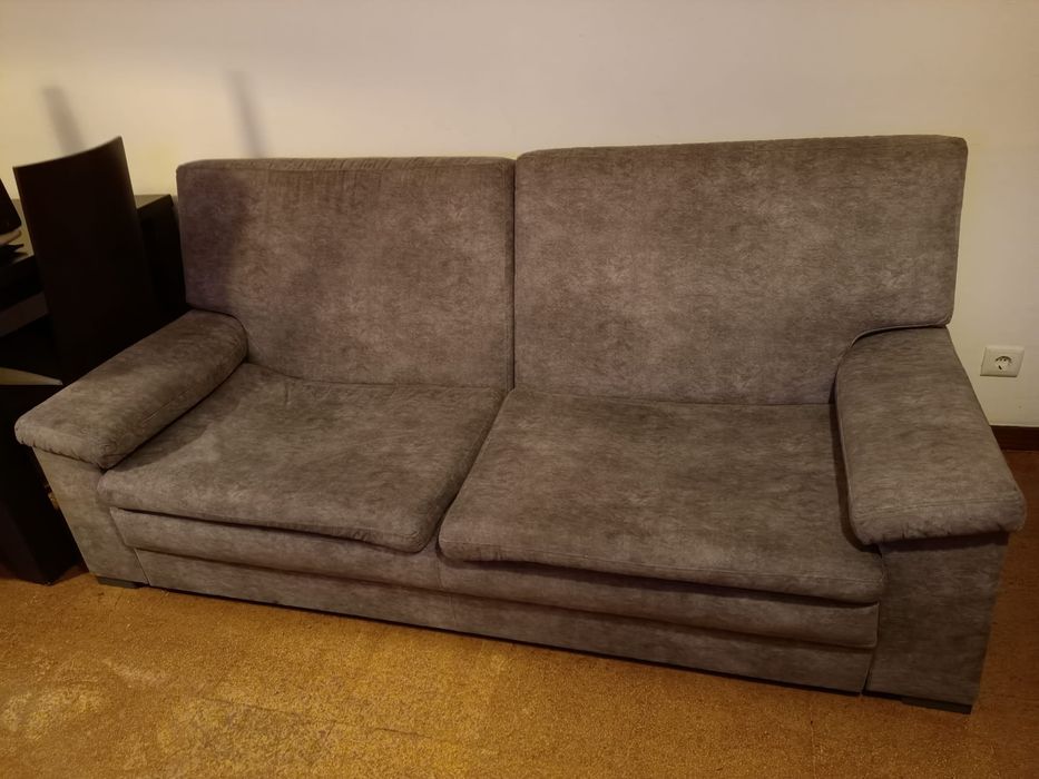 Mesa de jantar e cadeiras