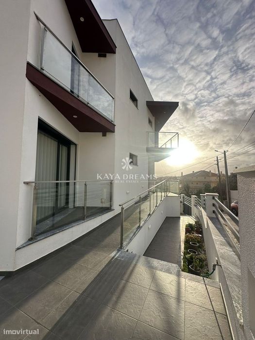 Moradia Semi Nova T4 de Luxo em Famões, a um Passo de Lisboa