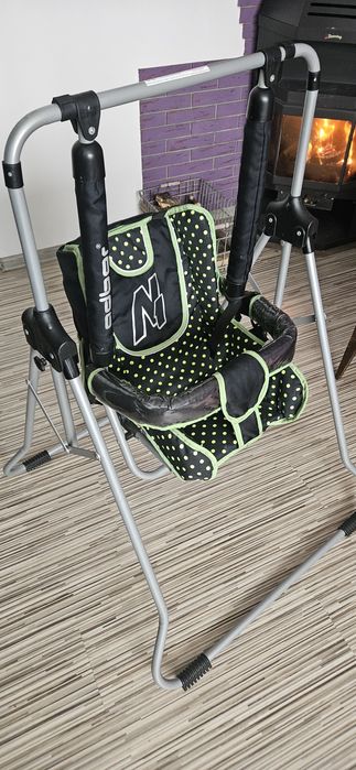 Huśtawka pokojowa, na stelażu.