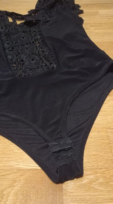 Mia Moda Made in Italy czarne body z szeroką koronką r.S