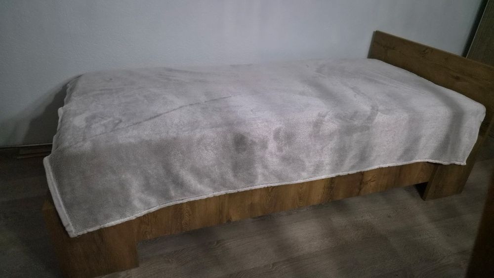 Łóżko z materacem 90x200 (jak nowe)