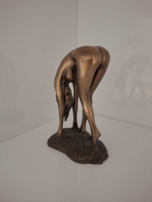 Veronese figurka - Kobiecy akt - Wypięta kobieta - Nude Woman Bent Over Pose