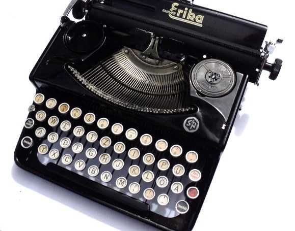 Maquina de escrever  muito antiga - Em bom estado