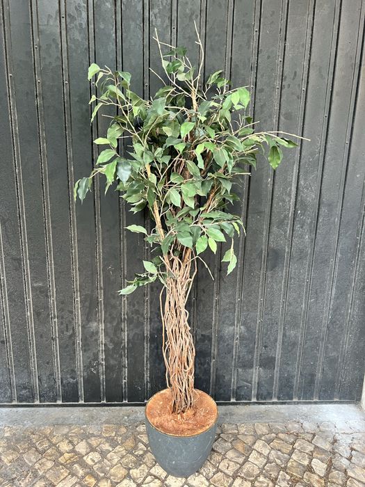 Planta artificial grande com vaso