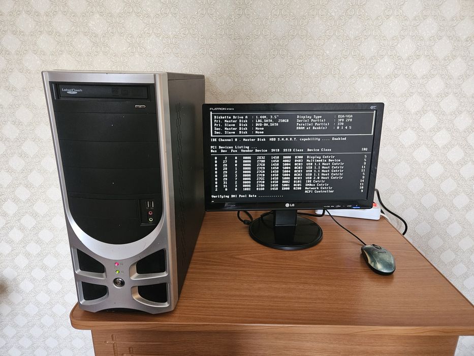 Стаціонарний комп'ютер з монітором LG