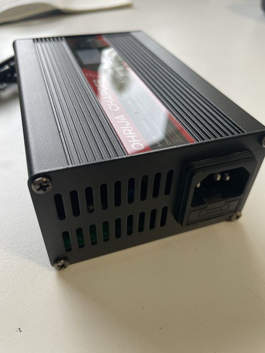 Ładowarka do akumulatorów [232]