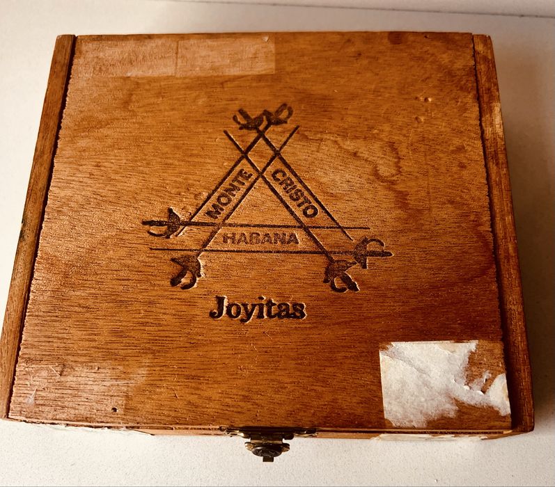 Caixa de cigarrilhas cubana em madeira muito antiga