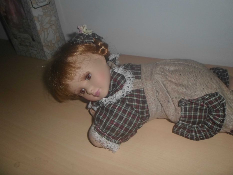 boneca em loiça porcelana deitada muito bonita