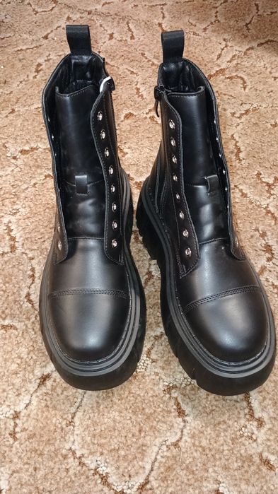 Botki za kostkę z imitacji skóry Cropp