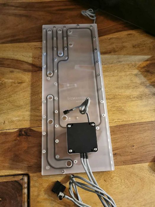 Thermaltake 71 chłodzenie pompa distroplus riser pci-e Tempered glass