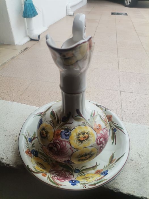 Jarra com prato pintado a mão
