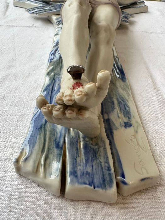 Cristo na cruz em cerâmica