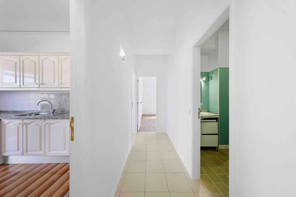 T2+1 renovado com vista rio varanda na sala e cozinha