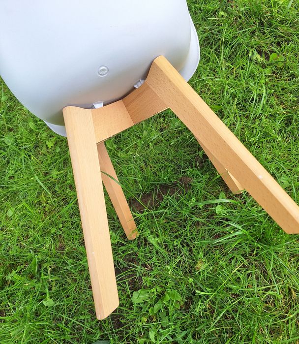 Białe krzesełko dla dziecka w stylu skandynawskim