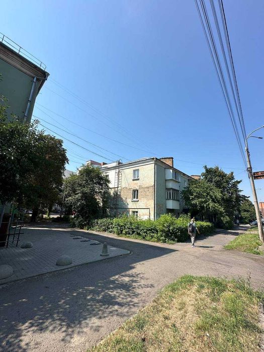 Ст. Бандери 41м2 Здам Фасадне Кутове приміщення з Хорошим Трафіком та Ремонтом