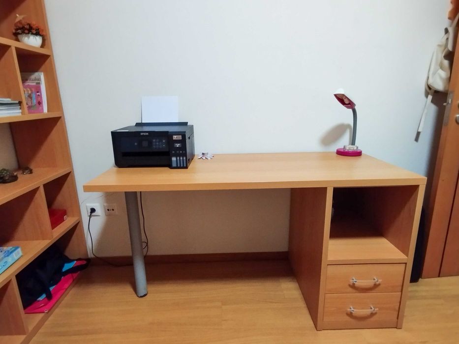 Conjunto de Quarto em Madeira – Cama com Colchão, Mesa de Cabeceira, Secretária e Estante