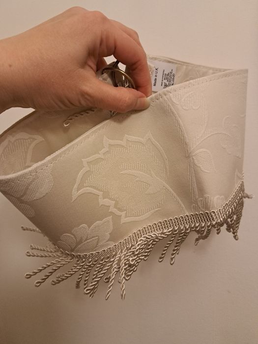 Dwie eleganckie obejmy opaski do zasłon z frędzlami w kolorze ecru