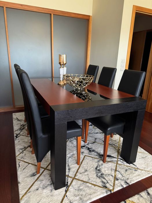 Mesa de jantar com cadeiras de pele