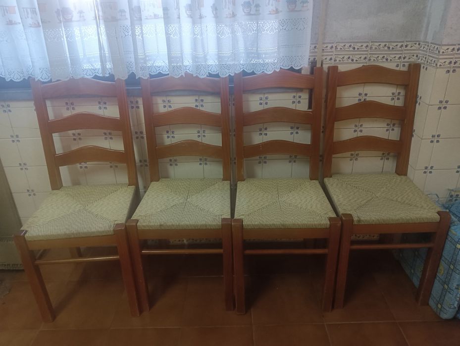 Mesa de cozinha e cadeiras
