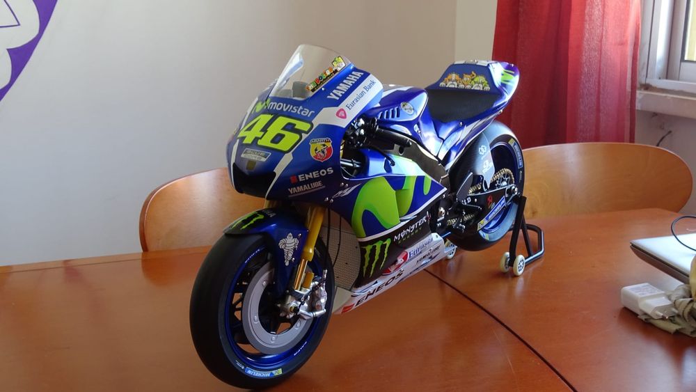 YAMAHA YZR-M1 VALENTINO ROSSI 1/4 ALTAYA complete a monter NO POCHER