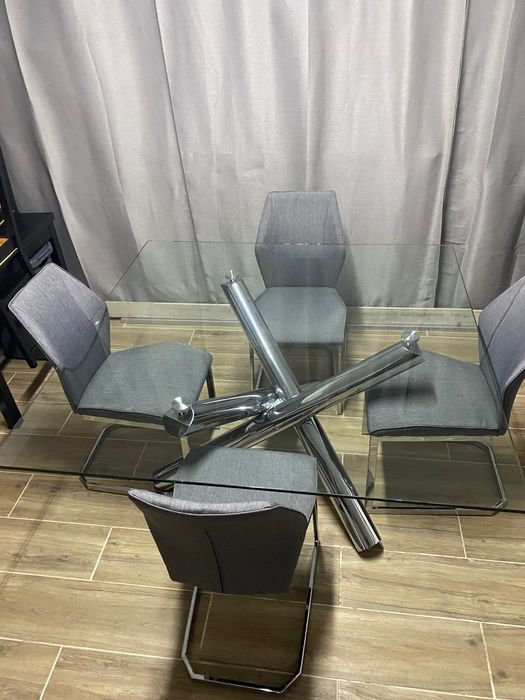 Mesa em vidro e 4 cadeiras