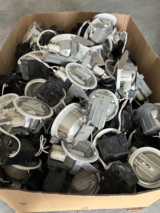 Foco de Encastre com lâmpadas Fluorescentes 2x13 w - Qtd. 137 Und.