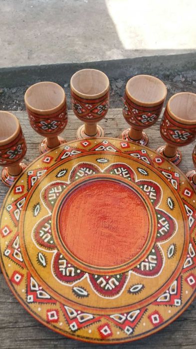 Декоративная расписная тарелка и 6 расписных рюмок