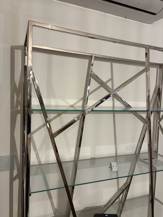 Estante em inox e vidro