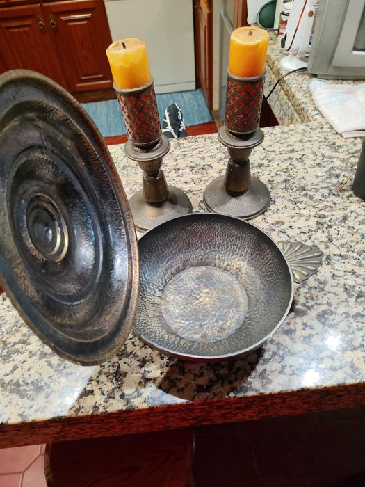 Vendo 2 castiçais e conjunto antiguidades
