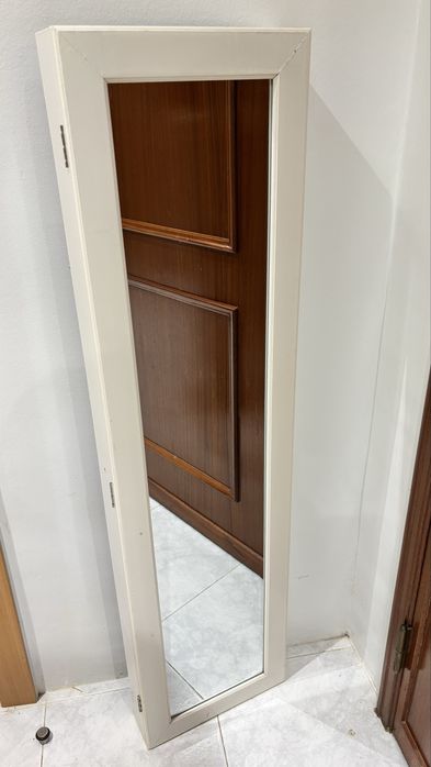 Armario guarda-joias com espelho corpo inteiro