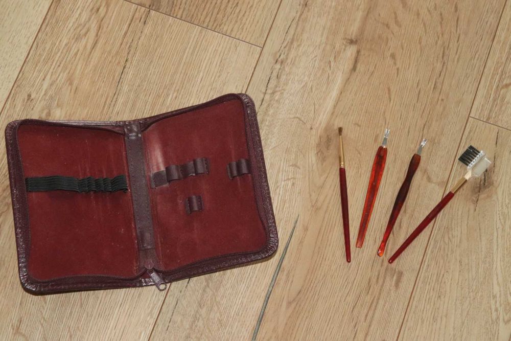 Nowe przybory kosmetyczne w etui