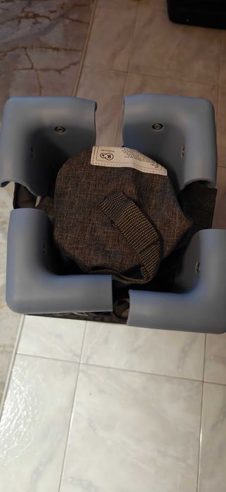 Cama de viagem cinza e azul