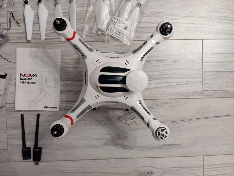 Dron Quanum Nova Pro model RC wirnikowca