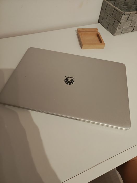 Matebook D Ryzen 5 2500u SSD 256 GB 8 GB ram  aluminiowa obudowa Win 10