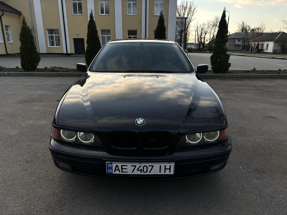 Черная BMW E39 ГАЗ Бензин