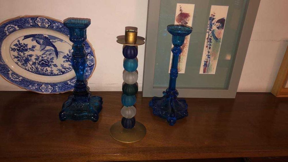 Castiçal em vidro com tons de azul, branco e verde (med.no anúncio)
