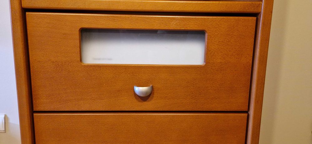 Móvel de apoio para sala em excelente estado de conservação.