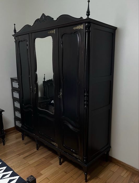 Mobília de quarto (cama, armário, cómoda, espelho, duas mesas de cabeceira)