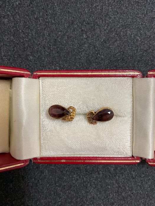 Brincos clássicos de senhora com pedras